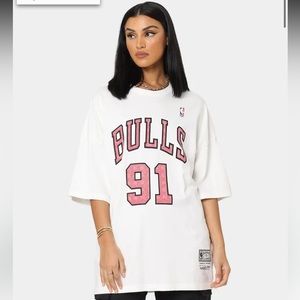 Mitchell & Ness Chicago Bulls Dennis Rodman Women’s Oversized Tee Vintage White